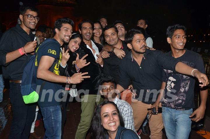 Arjun Rampal gets clicked with his fans at the Grand Finale of Wills Lifestyle India Fashion Week