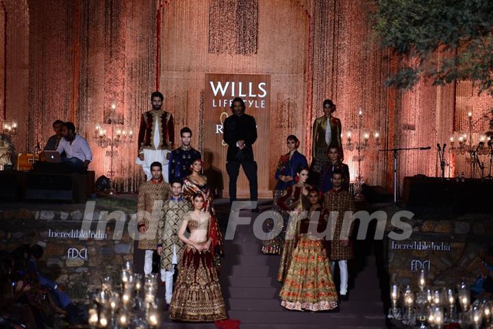 Arjun Rampal walks the ramp for Rohit Bal at the Grand Finale of Wills Lifestyle India Fashion Week