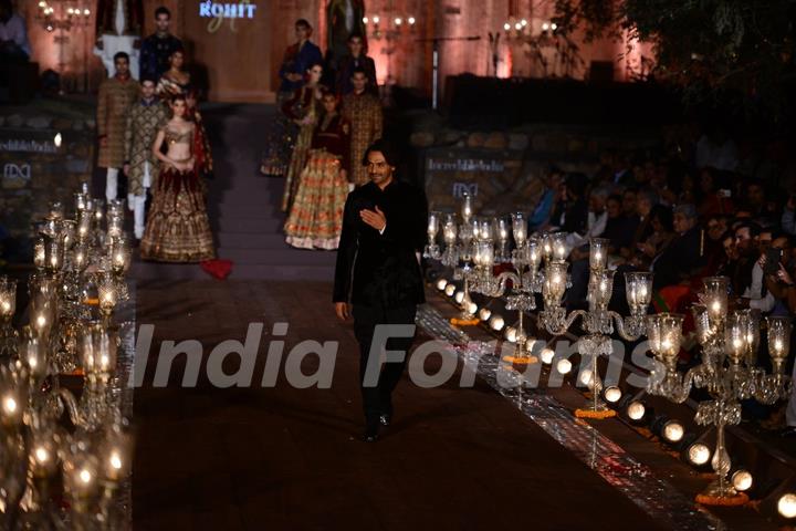 Arjun Rampal walks the ramp for Rohit Bal at the Grand Finale of Wills Lifestyle India Fashion Week