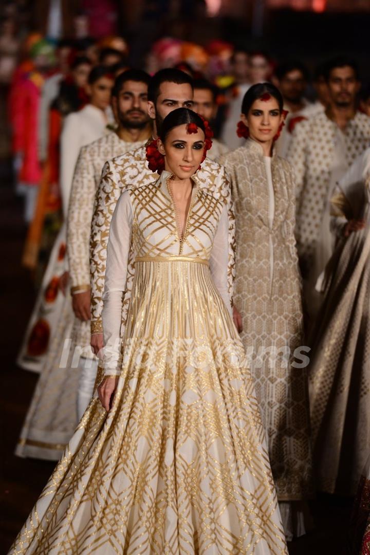 Alicia Raut walks the ramp at the Grand Finale of Wills Lifestyle India Fashion Week