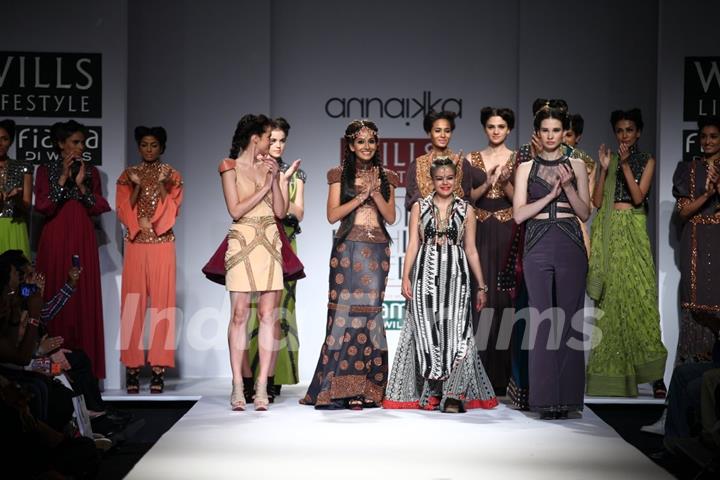 Monica Dogra walks the ramp for Annaikka at the Grand Finale of Wills Lifestyle India Fashion Week