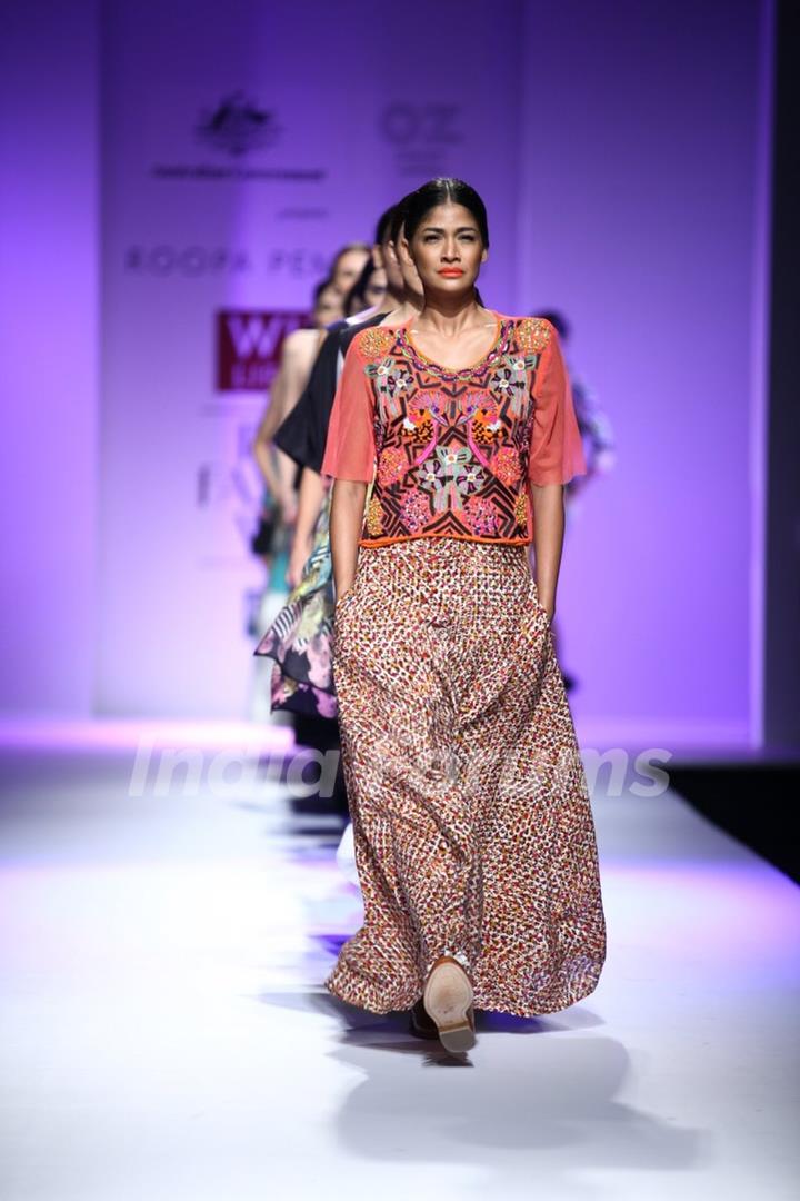 Carol Gracias walks the ramp for Roopa Pemmaraju at the Grand Finale