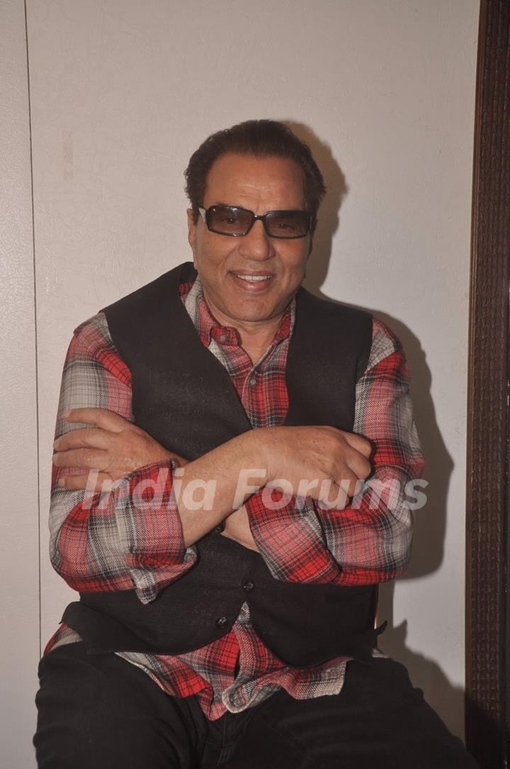 Dharmendra Singh Deol poses for the media at the Music Launch of Badlapur Boys