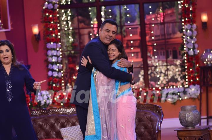 Sumona Chakravarti gives Boman Irani a hug on Comedy Nights with Kapil