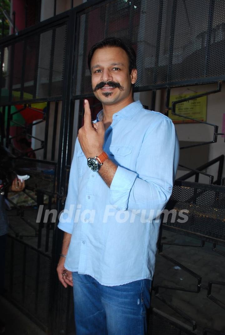 Vivek Oberoi Casts his Vote