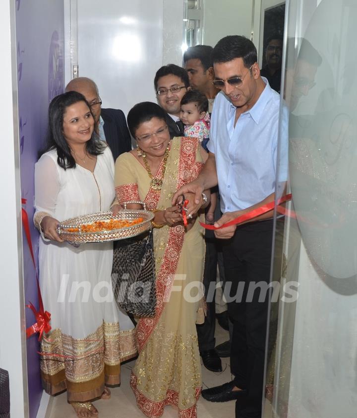 Akshay Kumar inaugurating Dr. Trasi's La Piel Clinic