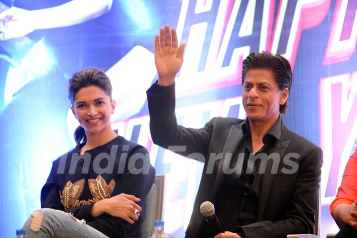 Shah Rukh Khan waves out to his Fans at the Promotions of Happy New Year in Delhi