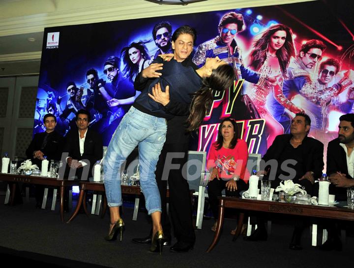 Deepika Padukone and Shah Rukh Khan shake a leg at the Promotions of Happy New Year in Delhi