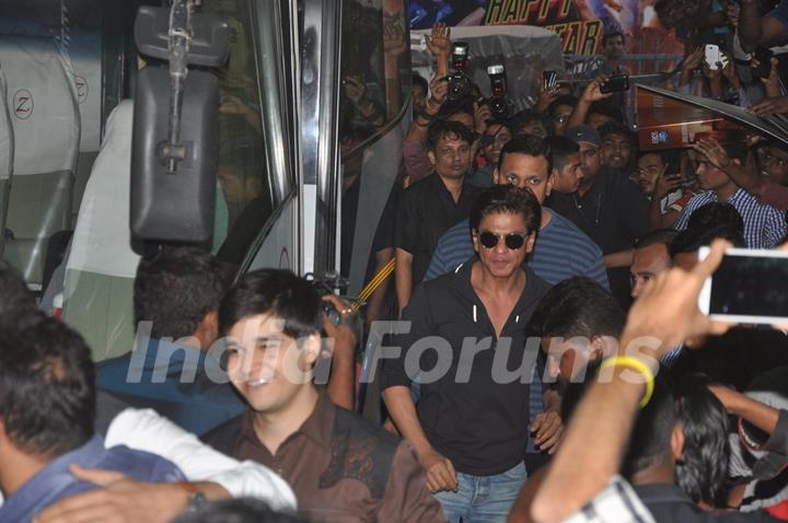 Shahrukh Khan arrives at a Theatre to Meet Fans