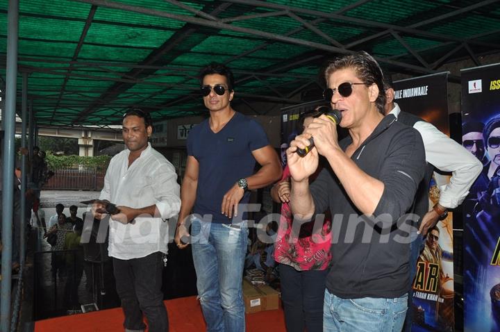 Shahrukh Khan Addresses his Fans at a Theatre