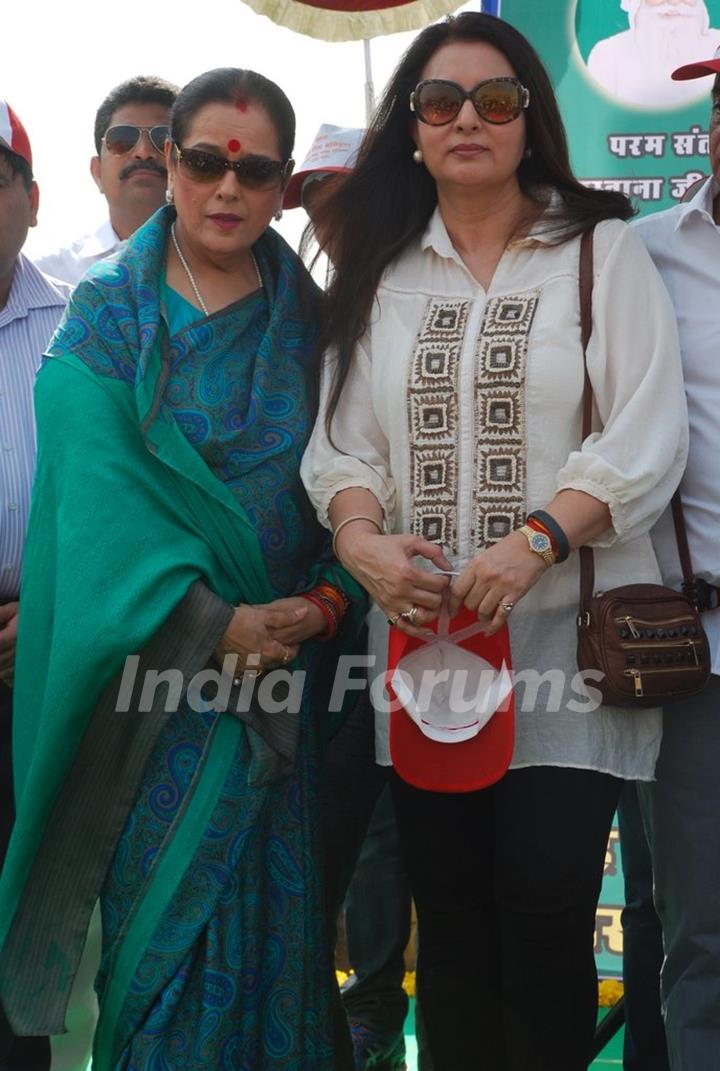Poonam Dhillon poses with Sunanda Shetty at Cleanliness Drive