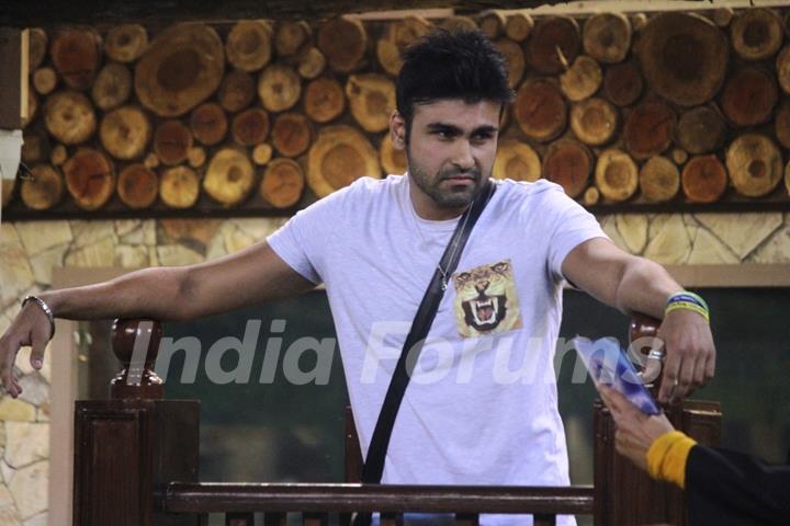 Arya Babbar during a task on Bigg Boss 8