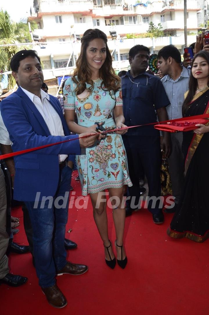 Esha Gupta inaugurates Bata Showroom at Bandra