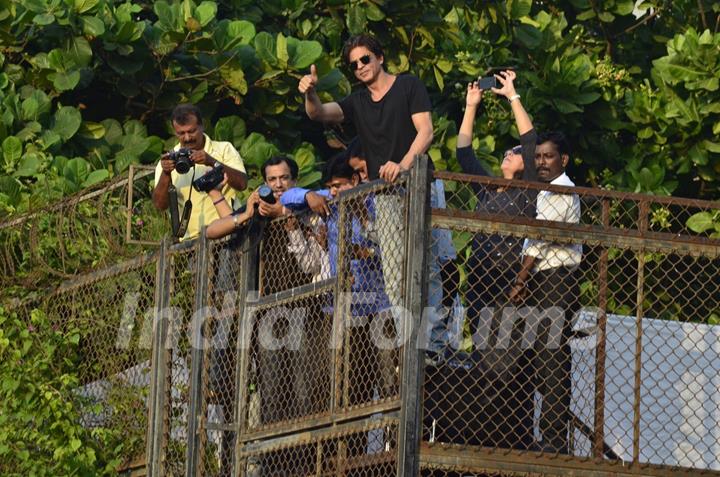 Shahrukh Khan greets his fans