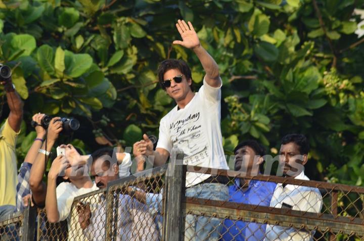 Shahrukh Khan waves out to his fans