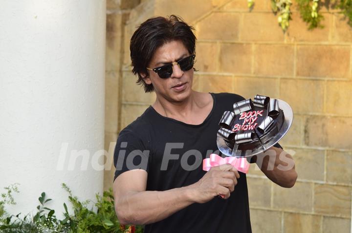 Shahrukh Khan Cuts his Birthday Cake with Media