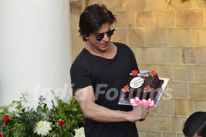 Shahrukh Khan Cuts his Birthday Cake with Media