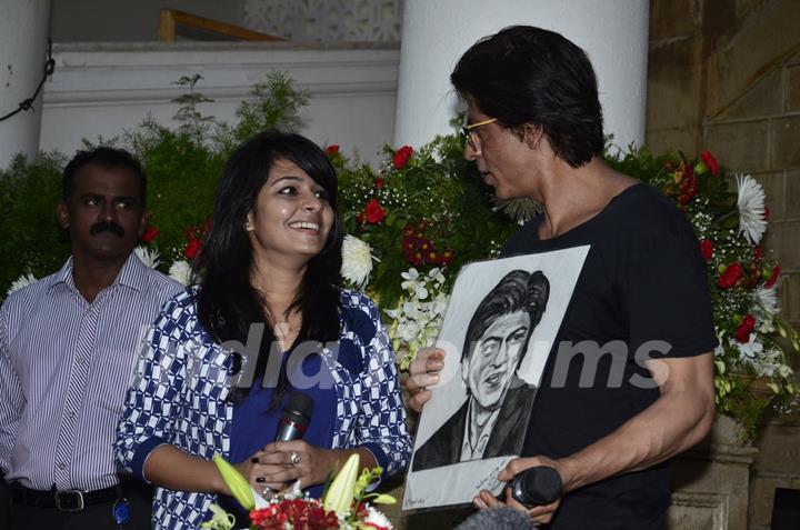 Shahrukh Khan receives a gift from a fan on his Birthday