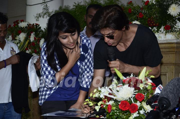 Shahrukh Khan gives an autograph to a fan on his Birthday