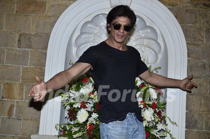 Shahrukh Khan strikes his signature pose on his Birthday