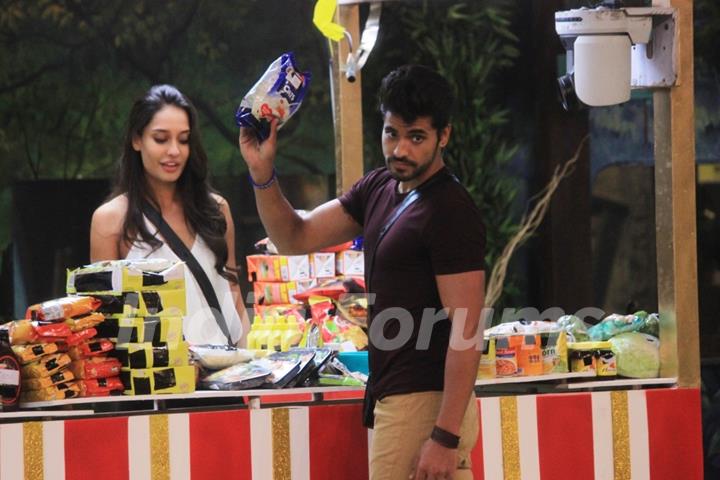 Gautam buys the weekly groceries from Lisa on Bigg Boss 8