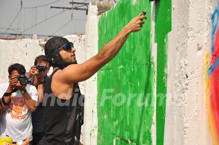 Ranveer Singh was snapepd painting the wall at Kill Dil Graffiti Event