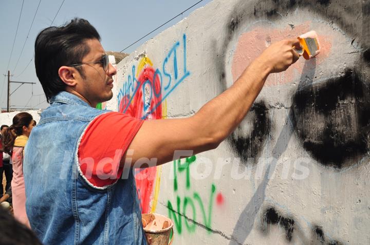 Ali Zafar was snapepd painting the wall at Kill Dil Graffiti Event