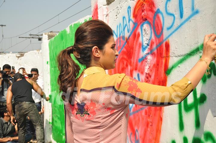 Parineeti Chopra paints the wall at Kill Dil Graffiti Event