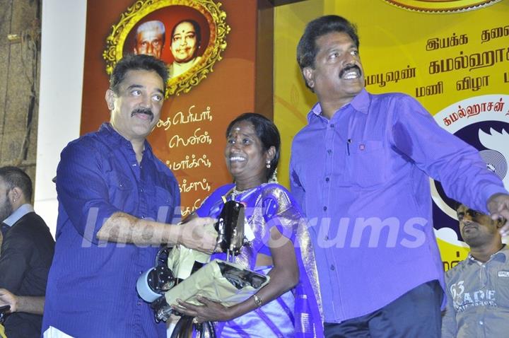 Kamal Haasan donates a sewing machine to a lady on His Birthday