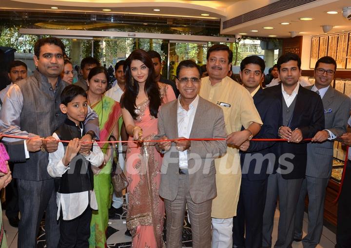 Aishwarya Rai Bachchan Inagurates Kalyan Jewellers 4th Store