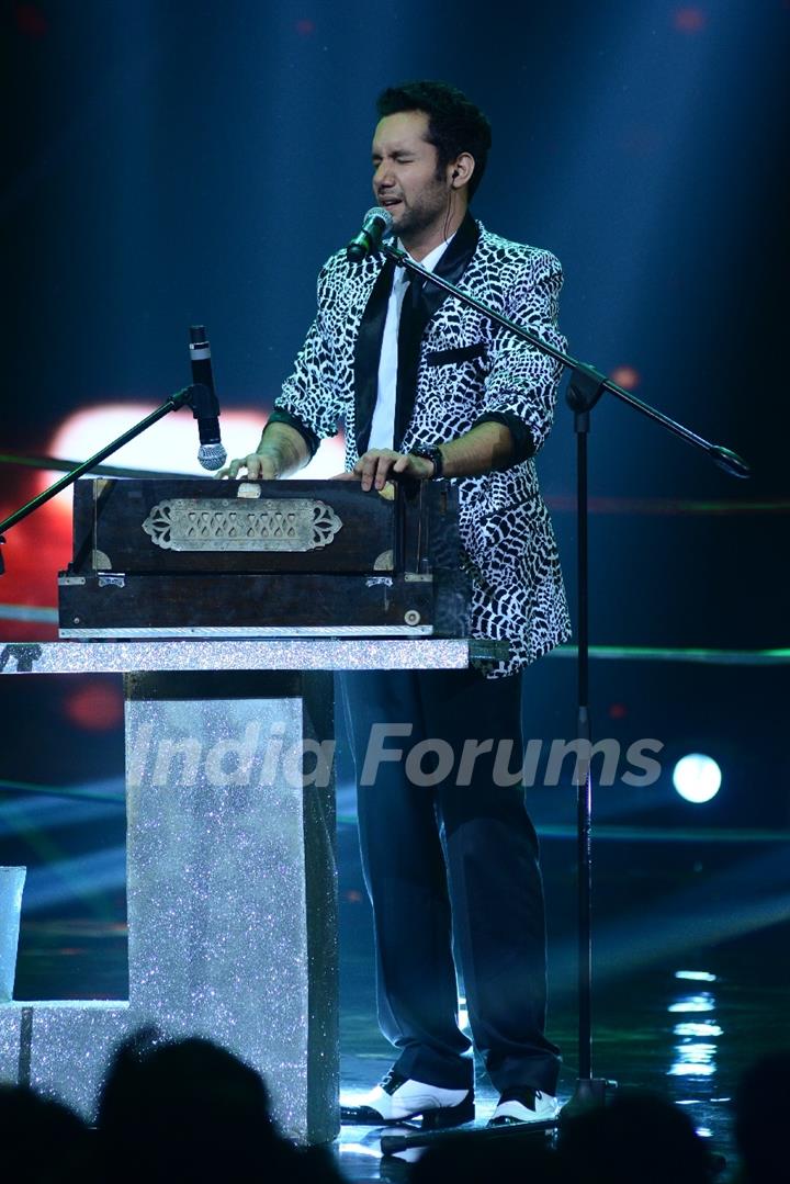 Contestant Jeffery performing on India's Raw Star