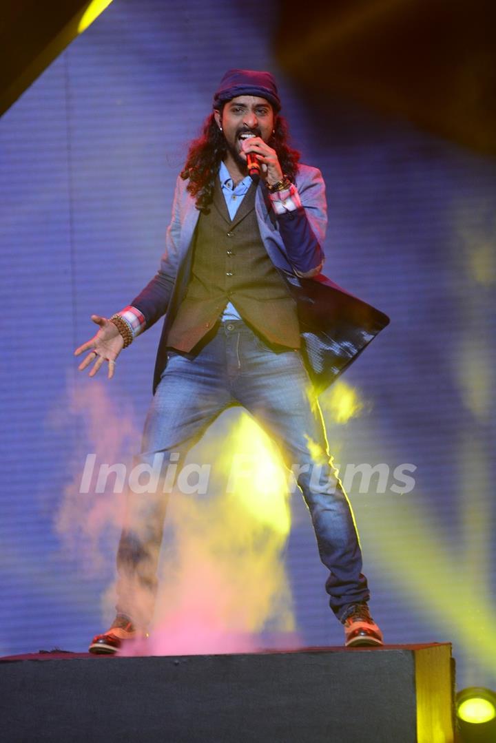 Contestant Ritu Raj performing on India's Raw Star