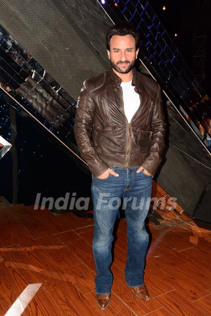 Saif Ali Khan pose for the media at the Promotions of Happy Ending on India's Raw Star