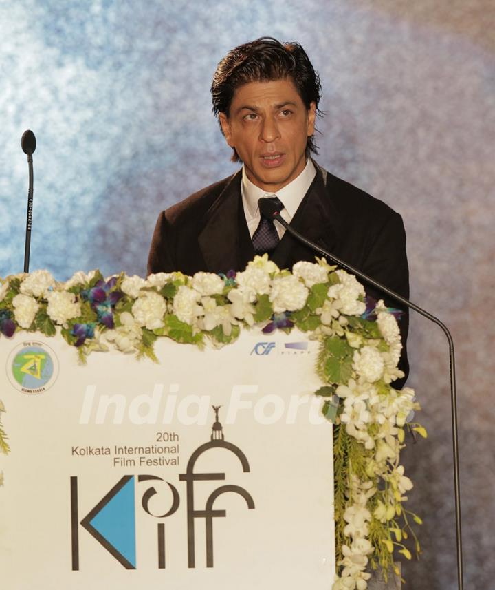 Shah Rukh Khan addressing the audience at Kolkatta Film Festival