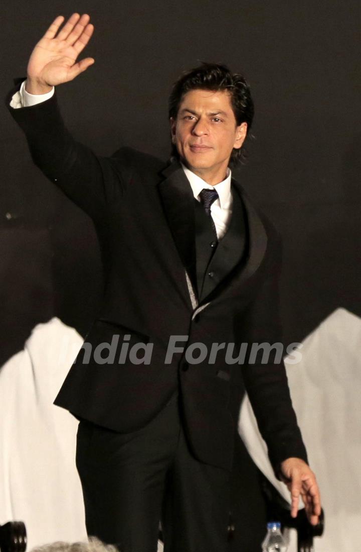 Shah Rukh Khan waves out to his Fans at Kolkatta Film Festival