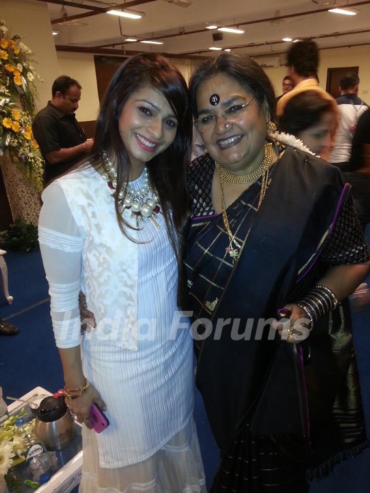 Tanishaa Mukerji with Usha Uthup at the Kolkatta Film Festival