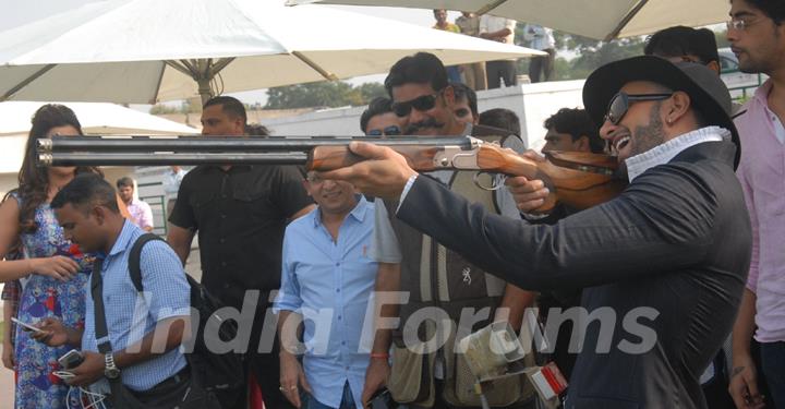 Ranveer Singh tries his hand at rifel shooting at Jagatpura Shooting Range