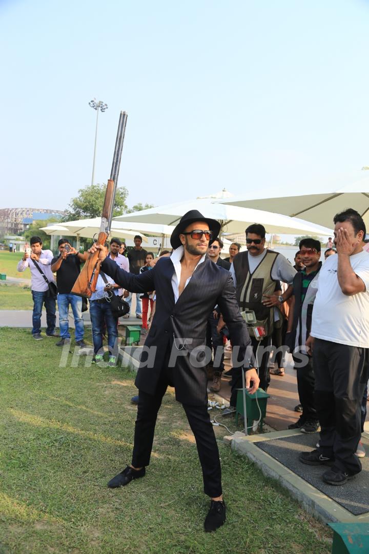 Ranveer Singh poses with a rifrl at Jagatpura Shooting Range