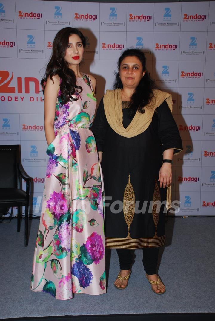 Mahira Khan poses with a guest at Mumbai