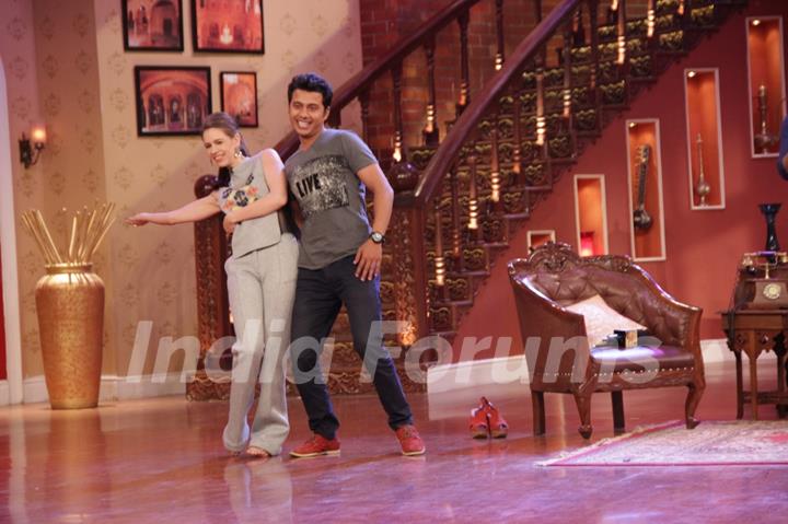 Kalki Koechlin shakes a leg with a fan at the Promotions of Happy Ending on Comedy Nights With Kapil