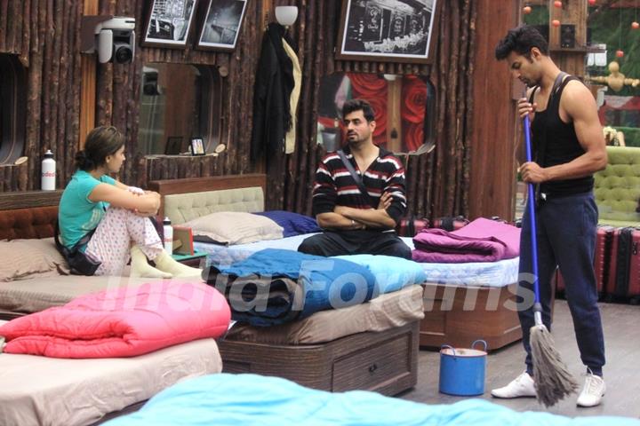 Upen Patel cleaning the house in Bigg Boss 8