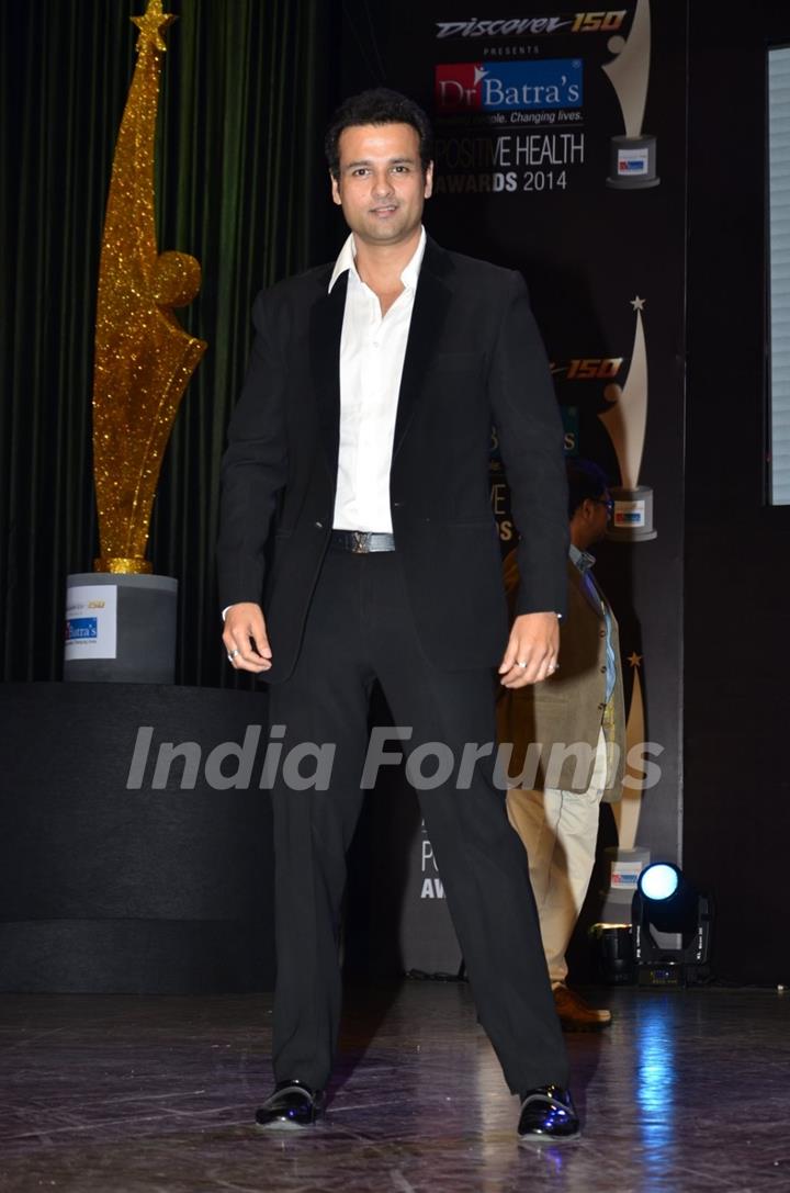 Rohit Roy poses for the media at Positive Health Awards