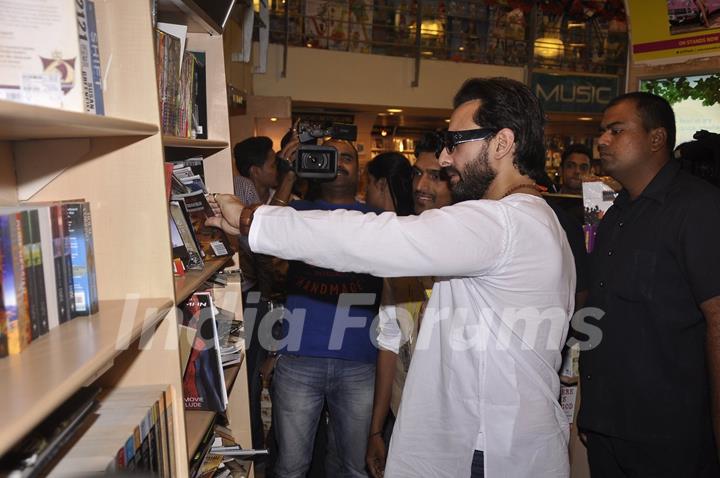 Saif Ali Khan checks out various books at Crossword during the Promotions of Happy Ending