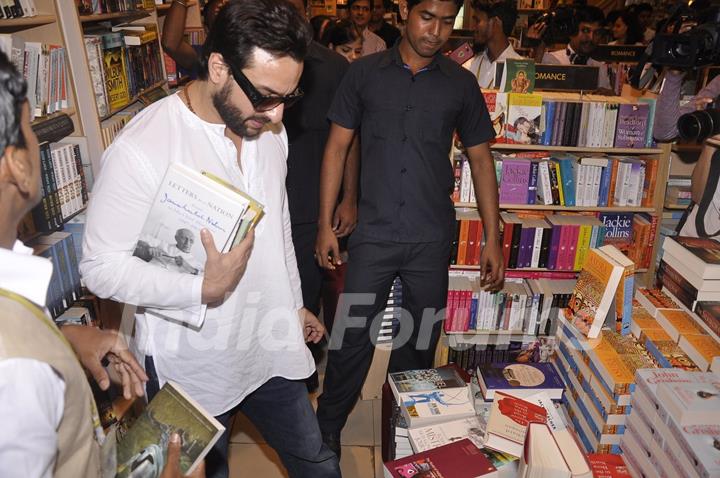 Saif Ali Khan was snapped collecting books at Crossword during the Promotions of Happy Ending