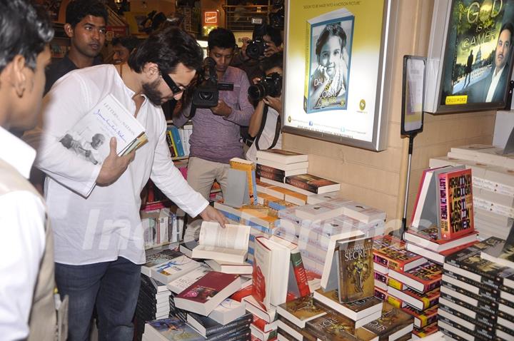 Saif Ali Khan checks out various books at Crossword during the Promotions of Happy Ending