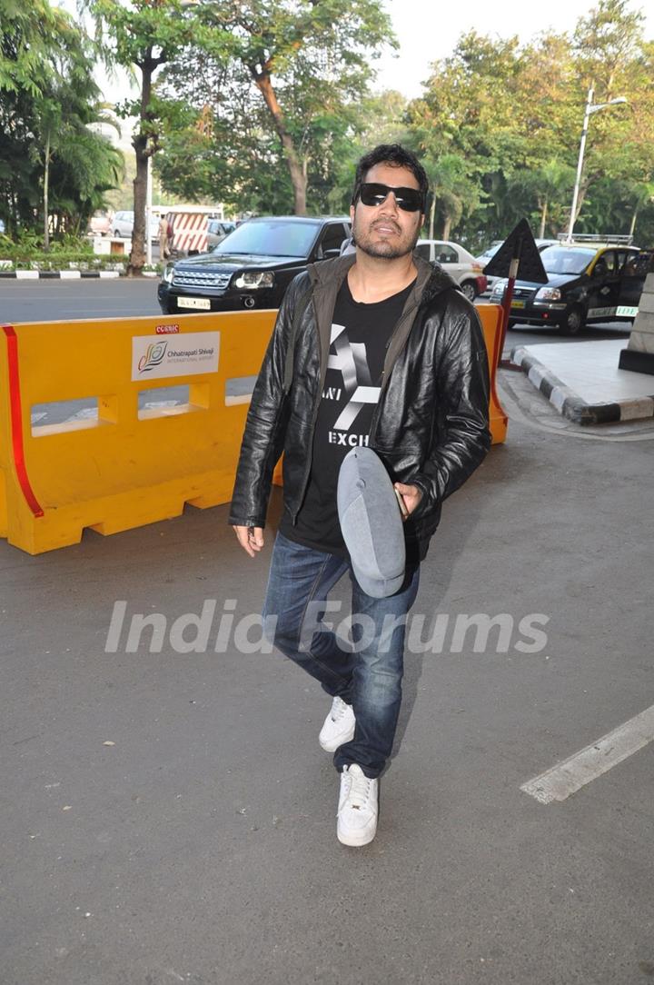 Mika snapped at airport while leaving for Arpita Khan's Wedding