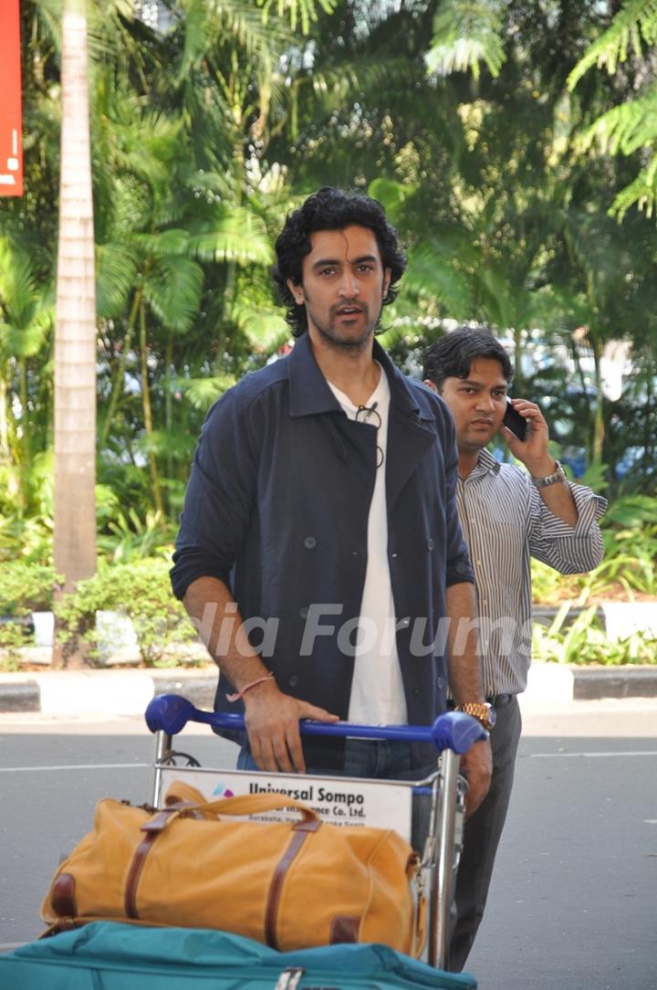 Kunal Kapoor poses for the media at airport while leaving for Arpita Khan's Wedding