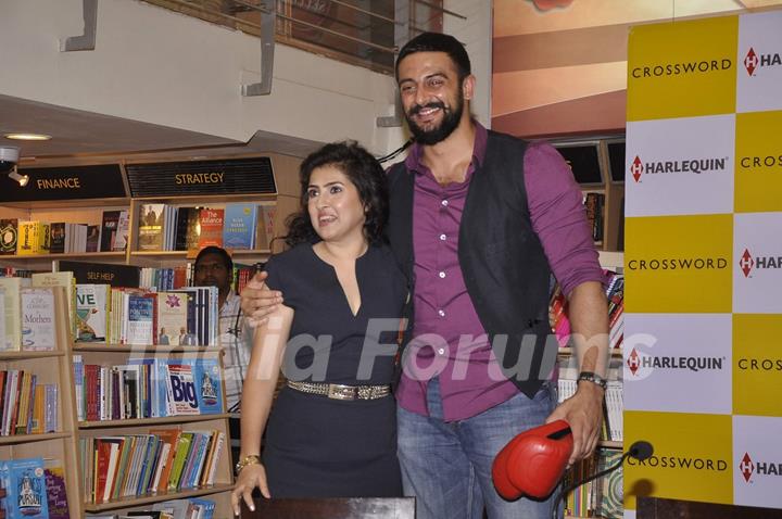 Arunoday Singh poses with Nidhie Sharma at her Book Launch
