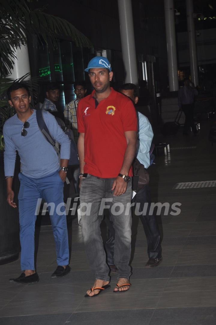 Yuvraj Singh was snapped at airport while returning from Arpita Khan's Wedding