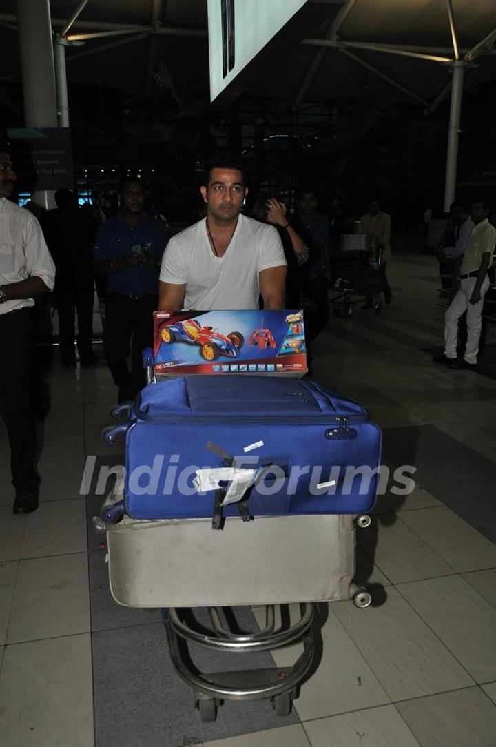 Shakeel Ladak was snapped at airport while returning from Arpita Khan's Wedding